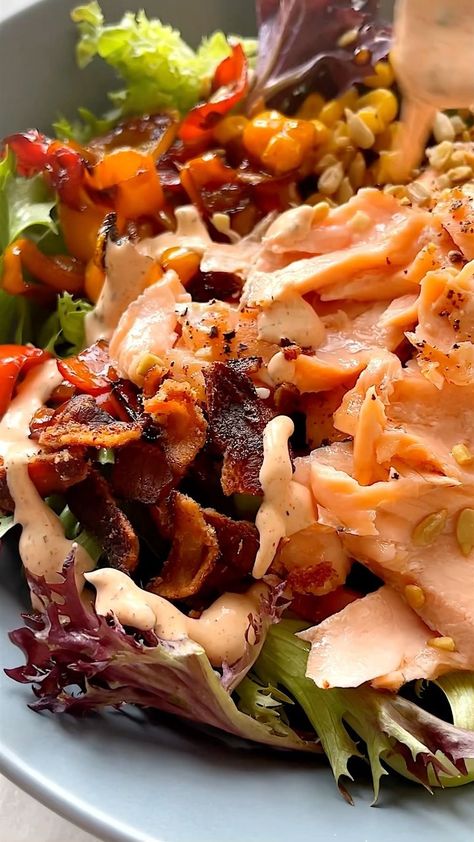 Salmon Salad with Smokey Ranch Fancy Lettuce Salads, Garlic Confit Salmon, Green Salad With Salmon, Heart Healthy Sides For Dinner, Oliver Salad, Healthy Food For Dinner, Dinner Salad Ideas, Salad With Meat, Salad With Fish