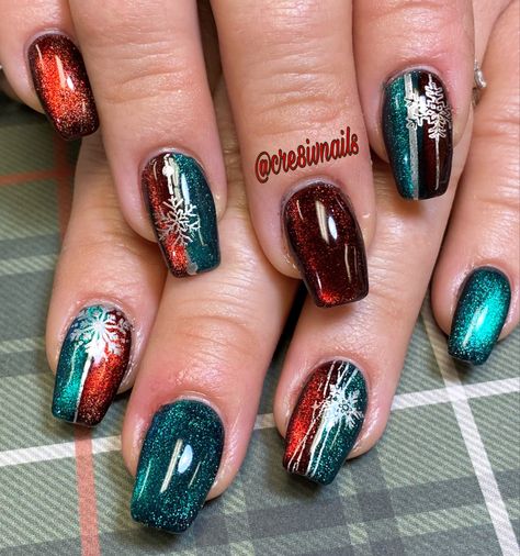 Cat Eye Christmas Nails, Nails Design Christmas, Eye Nails Design, Cat Eye Nails Design, Cat Nail Designs, Red Cat Eye, Cat Eye Nail, Cat Nail Art, Cat Eye Nails Polish