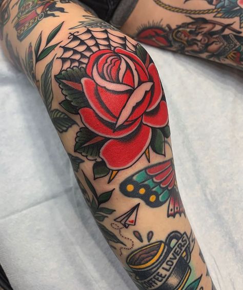 Anna Meliani 🚀 on Instagram: “Got my knee done two weeks ago and oh it looks so pretty!!! Totally in love 🌹😍 the most painful one so far but managed to get it done in…” Kneecap Tattoo American Traditional, Traditional Rose Knee Tattoo, Knee Tattoo American Traditional, Knee Rose Tattoo, Trad Knee Tattoo, Traditional Knee Cap Tattoo, Anna Meliani, Rose Knee Tattoo, Knee Flower Tattoo