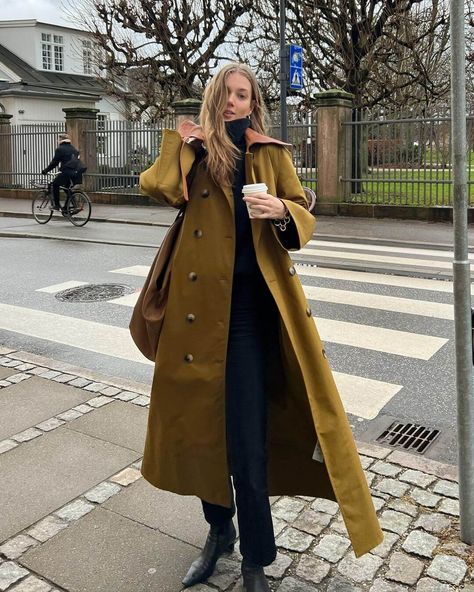 Cecilie Moosgaard, Chic Feminine Style, White Jeans Outfit, Classy Winter Outfits, Chic Winter Outfits, Chic Coat, Fall Inspiration, Coat Outfits, Work Looks