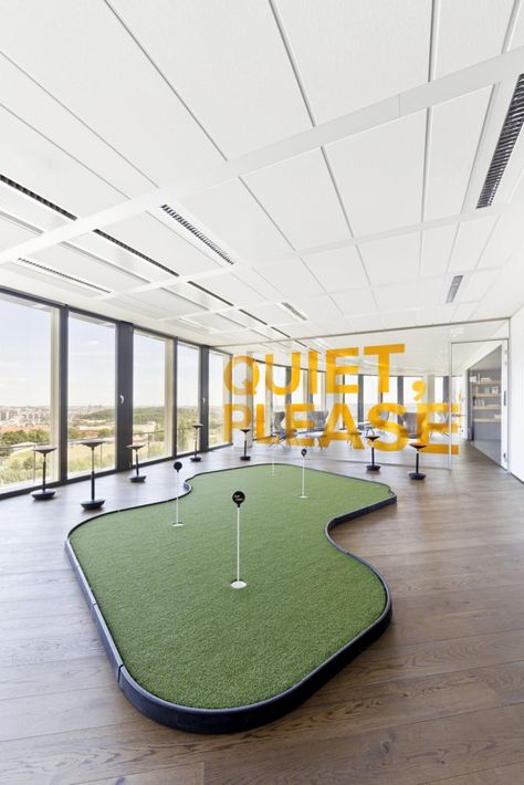 Cool Office Break Rooms - The Playgrounds Of The Adults Office Golf, Cheap Office Furniture, Office Break Room, Indoor Golf, Office Games, Office Lounge, Cool Office, Workplace Design, Office Workspace