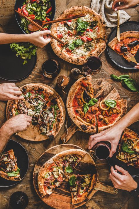 35 Absolute Best Graduation Party Ideas for 2024 – livelovequote Pizza Dinner Party, Italian Food Photography, Traditional Italian Pizza, Ooni Pizza, Pizza Photo, Authentic Italian Pizza, Pizza Dinner, Food Photoshoot, Fire Pizza