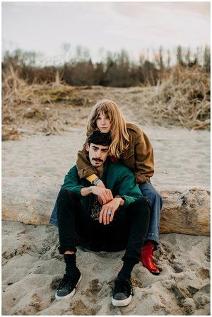 '70s Inspired Jericho Beach Engagement Session, Vancouver BC - Bethany + Ryan Vintage Beach Couple Photos, Awkward Couple Photoshoot, Fall Engagement Pictures Outfit Outdoor, Retro Couple Photoshoot, Indie Couple, 70s Couple, Casual Couple Photos, Cool Couples, Creative Couples Photography