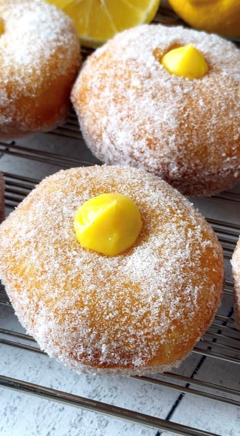 Lemon Curd Donuts - Sweet Monkey Lemon Sweet Rolls, Sweet Monkey, Doughnut Recipe Easy, Pudding Cupcakes, Cannoli Filling, Best Pecan Pie, Mini Doughnuts, Lemon Curd Filling, Donuts Recipe