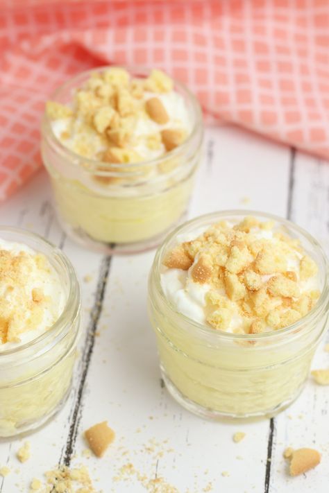 Lemon Pie In A Jar - Weight Watchers Freestyle Friendly - Cool Diet Recipes, Mason Jar Desserts Recipes, Pie In A Jar, Mason Jar Recipe, Mason Jar Desserts, Homemade Banana Pudding, Cheesecake In A Jar, Pumpkin Pudding, Cake In A Jar