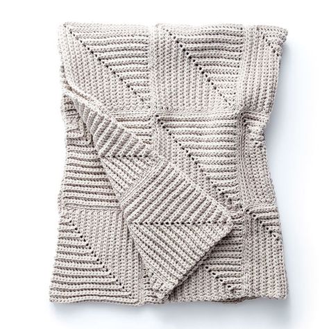 It's kind of amazing how crochet is modernizing, isn't it? Check out these 40+ modern crochet afghan patterns that are sure to catch your eye! Corak Krusye, Modern Haken, Striped Crochet Blanket, Modern Crochet Blanket, Crochet Blanket Pattern Easy, Easy Crochet Blanket, Knitted Blanket, Manta Crochet, Haken Baby