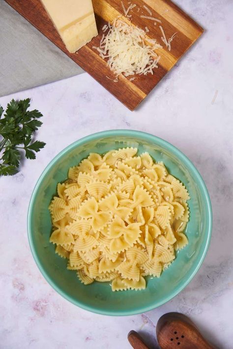 How to Microwave Noodles Noodles In Microwave, Cheesy Noodles Recipes, Pasta In The Microwave, Microwave Noodles, Microwave Chocolate Chip Cookie, Whole Wheat Noodles, Microwave Pasta, Microwave Meals, Buttered Noodles