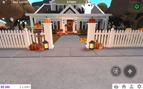 Bloxburg House Front Yard Ideas, Bloxburg Halloween House Exterior, Halloween House Exterior, Bloxburg Halloween House, Bloxburg Yard Ideas, Autumn Bloxburg, Apartment Bloxburg, Bloxburg Autumn, Bloxburg Fall House