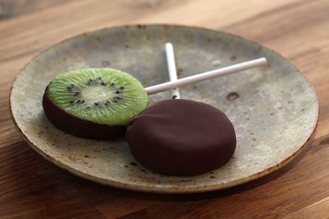 Chocolate Covered Kiwi Popsicles Kiwi Popsicles Recipe, Kiwi Popsicles, Chocolate Popsicle, Healthy Popsicle Recipes, Chocolate Covered Desserts, Healthy Popsicles, Healthy Sweet Snacks, Popsicle Recipes, 100 Calories