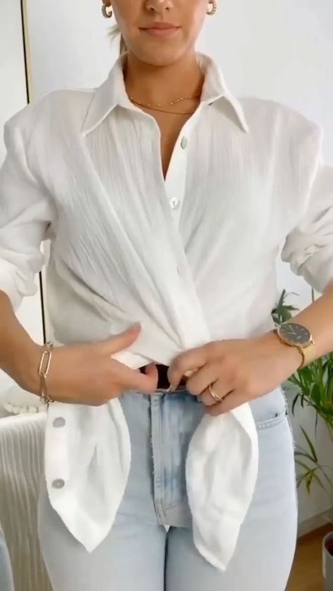 How To Tie A Shirt, T Shirt Knot, Long Sleeve Shirt Outfits, Volleyball Hair, Shirt Knot, Diy Fashion Hacks, Smart Outfit, Diy Clothes Life Hacks, Fashion Blogger Style