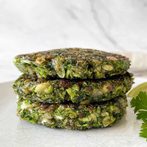 Broccoli Fritters Vegan, Brócoli Recipes, Broccoli Patties, Tapioca Recipes, Broccoli Fritters, Chia Egg, Vegan Broccoli, Fritters Recipe, Cutlets Recipes