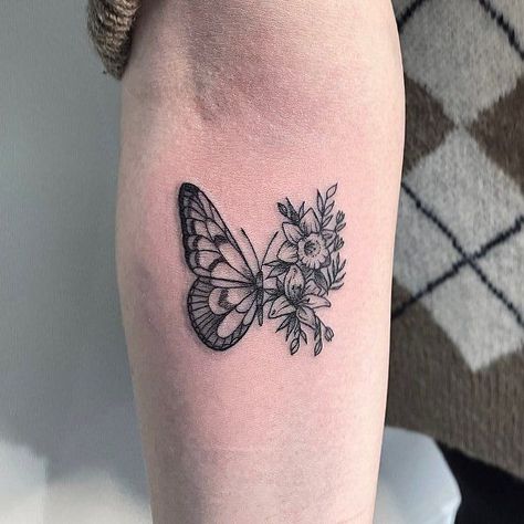 Daffodil Tattoo, Rib Tattoos For Women, Butterfly Tattoos For Women, Graffiti Tattoo, Butterfly Tattoo Designs, Tattoo Designs And Meanings, Rib Tattoo, Piercing Tattoo, Butterfly Flowers