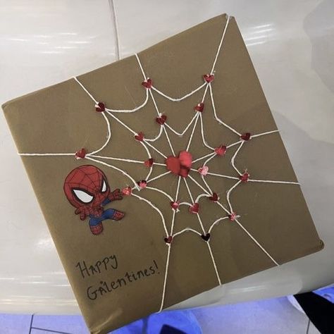 Spiderman Christmas, Diy Anniversary Cards, Spiderman Gifts, Love Scrapbook, Diy Anniversary, Bf Gifts, Anniversary Cards, Spiderman, Coco