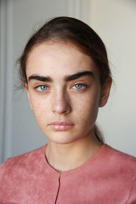 Elira Dibra Pale Dark Hair, Alisha Nesvat, Women With Freckles, Quirky Girl, Faux Freckles, Natural Eyebrows, Face Photography, Paris Woman, Female Portraits