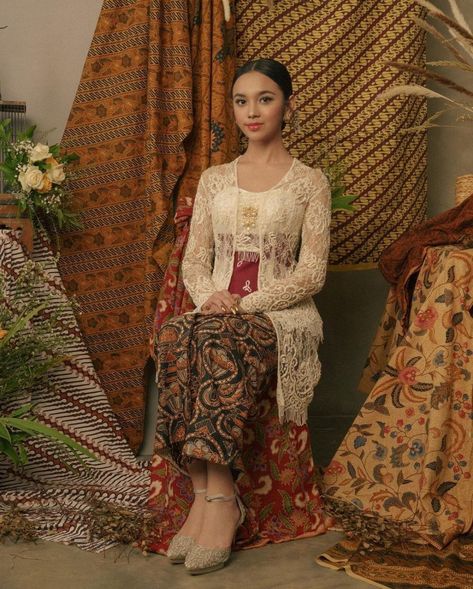 Indonesian Clothing, Yearbook Photoshoot, Dress Brokat Modern, Kebaya Modern Dress, Kebaya Dress, Batik Fashion, Photoshoot Themes, Event Outfit, Traditional Fashion