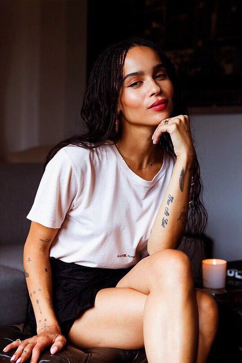 Zoë Kravitz for ELLE Magazine 2018pic.twitter.com/0NDdZbs7mT Zoe Kravitz Tattoos, Zoe Kravitz Braids, Zoe Kravitz Style, Zoe Isabella Kravitz, Zoë Kravitz, Lisa Bonet, Zoe Kravitz, Elle Magazine, Girl Crush