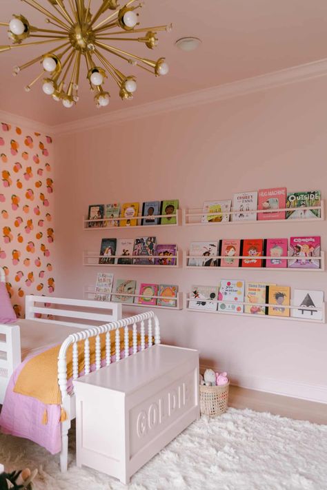 Children's Bookshelves DIY Girly Guest Bedroom, Diy Bookshelf Ideas, Diy Bookshelves, Magical Bedroom, Diy Bookshelf, Bookshelf Ideas, Kids Bedroom Inspiration, Bookshelf Styling, Shared Room