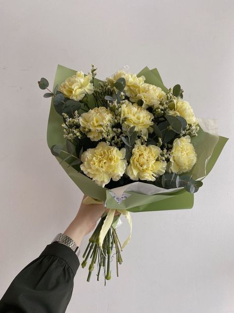 Carnations Bouquet, Yellow Carnations, Carnation Bouquet, Flower Boquet, Flower Bouquet Diy, Boquette Flowers, Flower Arrangements Simple, Flowers Bouquet Gift, Carnation Flower