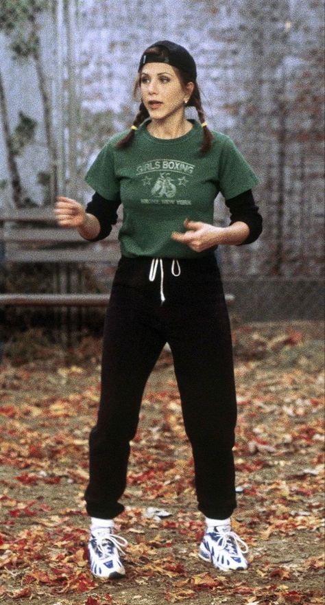 80s Sporty Outfits, 90s Sweatpants Outfit, 90s Sporty Outfit, 80s Sports Fashion, Friends Rachel Outfits, Sportwear Outfit, Outfits Sweatpants, 1990 Style, Rachel Green Style