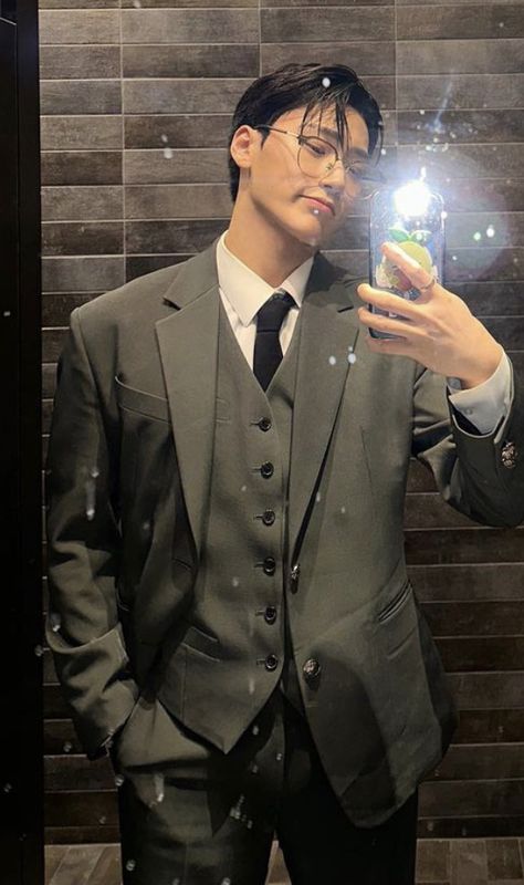 Choi San In Suit, Choi San Suit, San Suit, San Selfie, Hongjoong Instagram, San Wallpaper, Kpop Men, Sans Cute, San Ateez