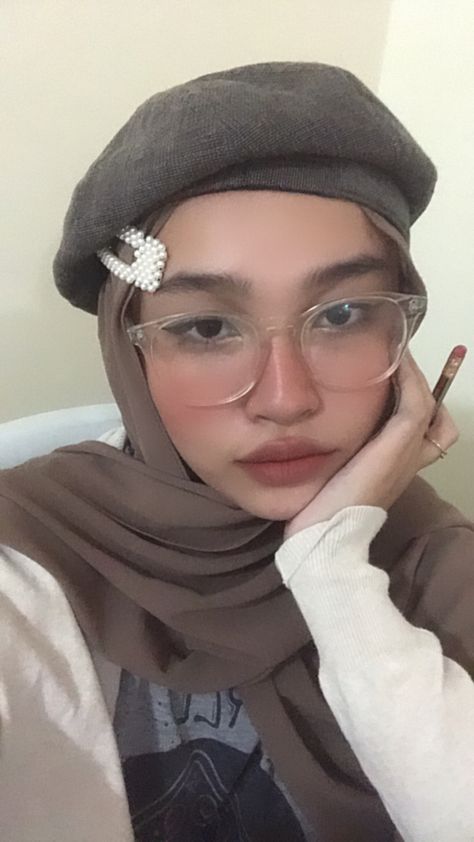 Cute Hijabi Girl, Baret Outfit, Beret Outfit, Pink Hijab, Modest Girly Outfits, Simple Hijab Tutorial, Hijabi Fits, Stile Hijab, Simple Hijab