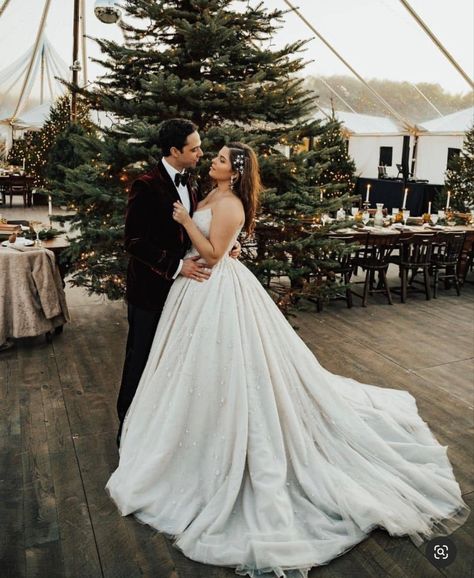 Noelle Downing, Christmas Wedding Ideas, Christmas Wedding Dresses, Christmas Wedding Themes, Winter Wedding Gowns, Christmas Bride, Ideas Christmas Tree, Russian Wedding, Winter Wedding Inspiration