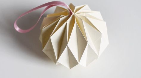 60 DIY Cardboard Ideas for Inexpensive Christmas Crafts - GODIYGO.COM Paper Ornaments Christmas, Diy Origami Decor, Diy Origami Home, Diy Origami Home Decor, Origami Decor, Origami Home Decor, Diy Paper Christmas Tree, Origami Star Box, Tutorial Origami