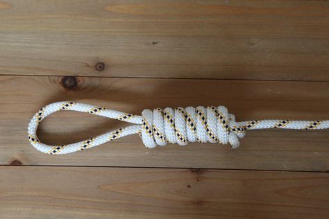 HOW TO TIE A HANGMAN'S KNOT | Yachting News Long Rope, Thick Rope, Paracord, Wrap Bracelet, Knot, Two By Two, Beaded Bracelets