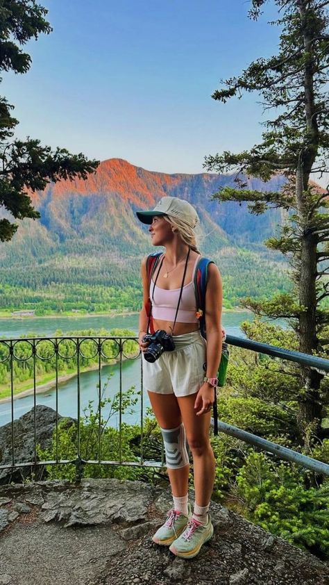 Slay the Trails: Cute Hiking Outfits Summer! ☀️🥾 Granola Outfits Summer, Hiking Outfits Summer, Trail Outfits, Best Hiking Pants, Outdoorsy Outfits, Peru Trip, Manifesting 2024, Cute Hiking Outfit, Hiking Fits