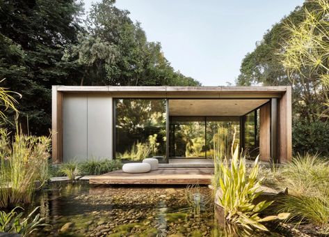 Cedar slats wrap pavilions by Feldman Architecture at Silicon Valley home Sam Thompson, Casa Cook Hotel, Green Chameleon, Glass Wall Design, Backyard Structures, Contemporary Cabin, Wooden Table And Chairs, Outdoor Lounge Area, Pavilion Design