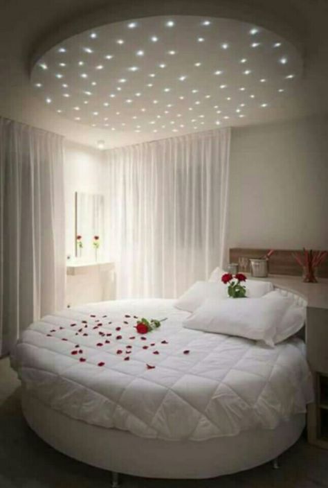 Wedding Night Bed, Room Decoration With Flowers, Luxurious Bedrooms Master Romantic, Wedding Night Bedroom, Luxurious Bedrooms Master, Glitter Bedroom, First Wedding Night, Flowers And Balloons, Night Bed