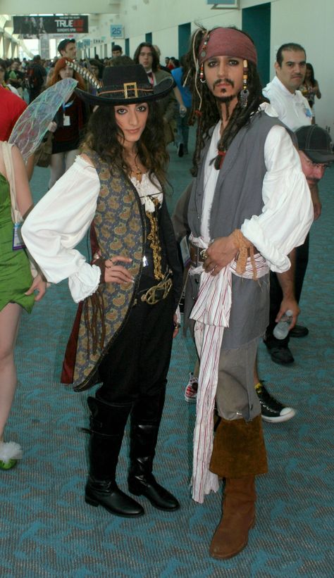 Jack Sparrow And Angelica Costume, Angelica Teach Costume, Pirates Of The Caribbean Family Costumes, Pirates Of The Caribbean Couple Costume, Diy Jack Sparrow Costume, Halloween Costumes Matching, Jack Sparrow Cosplay, Caribbean Dress, Jack Sparrow Costume