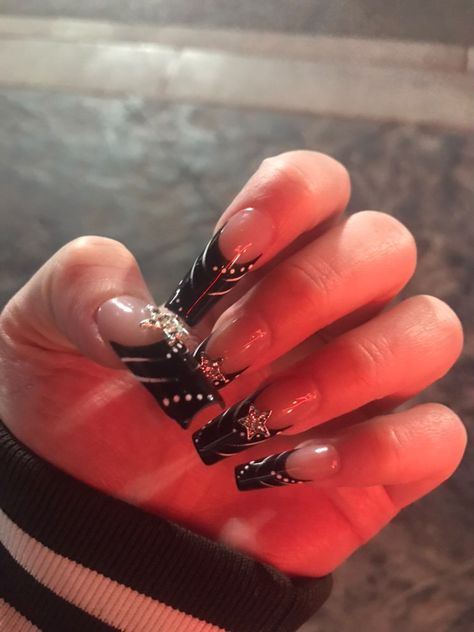 Nails With Star Charms, Star Charm Nails, Black Star Nails Y2k, Star Nails Charms, Black Nails W Charms, Black Nails With Charms, Black Star Nails, Black Nails With Silver Charms, Star Nail Charms