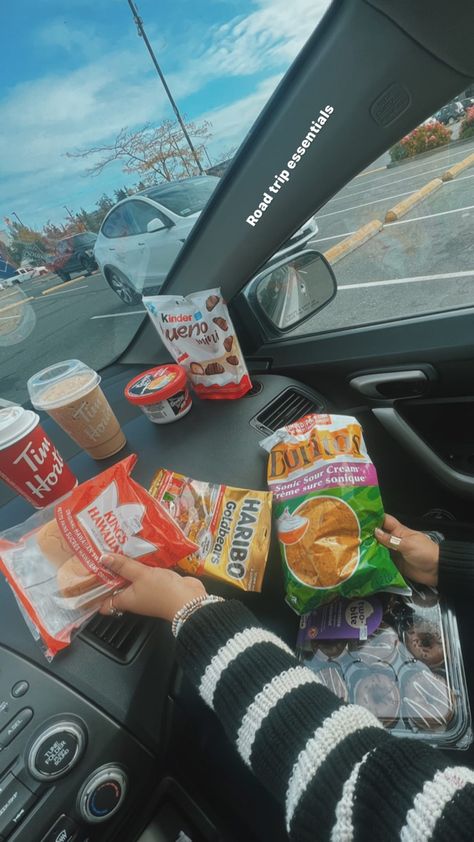 Aesthetic instagram road trip pic Girly Road Trip Aesthetic, Long Car Trip Aesthetic, Taking Trips Aesthetic, Road Trip Vibes Aesthetic, Bestie Road Trip Aesthetic, Summer Road Trip Aesthetic Friends, Friend Road Trip Aesthetic, Road Trip Aesthetic Couple, Birthday Trip Aesthetic