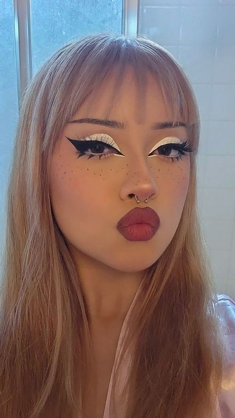 Makeup With Black Eyeliner, Black Graphic Liner, Pearly Makeup, White Eye Makeup, Models Without Makeup, Blonde Hair Makeup, Faux Freckles, White Eyeshadow, Alt Makeup