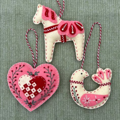 PearlAndPoppyShop - Etsy.de Scandinavian Felt Ornaments, Nordic Felt Ornaments, Felt Valentine Crafts, Felt Ornaments Patterns Free, Scandinavian Folk Art Patterns, Felt Dala Horse, Nordic Ornaments, Scandinavian Ornaments, Folk Bird