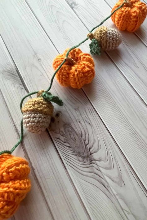 Mini Fall Crochet Patterns, Crochet Pumpkin Garland Pattern, Pumpkin Garland Crochet Pattern Free, Pumpkin Crochet Garland, Autumn Garland Crochet, Crochet Autumn Garland, Crochet Fall Garland Patterns Free, Crochet Pumpkin Garland Free Pattern, Christmas Garland Crochet Pattern