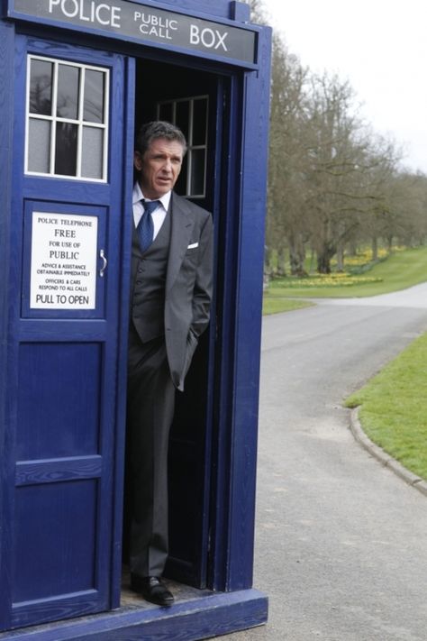 Craig Ferguson peaking out of the   TARDIS. Craig Ferguson, The Tardis, Jon Stewart, The Late Late Show, 12th Doctor, Stephen Colbert, Wibbly Wobbly Timey Wimey Stuff, Torchwood, Timey Wimey Stuff