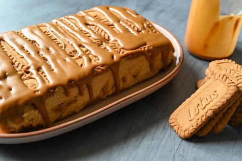 Biscoff Lazy Cake - Simply Lebanese Lotus Cookies, Lazy Cake, Type Of Cheese, Ramadan Desserts, Cheese Rolls, Biscoff Cookie Butter, Hot Cheese, Cheese Rolling, Caramel Cookies