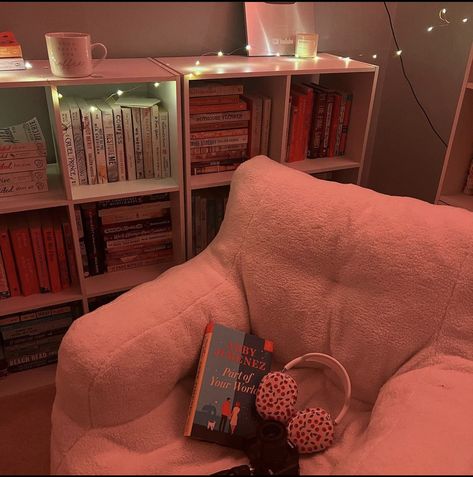 Books Corner Bedroom, Book Reading Corner In Bedroom, Sara Carrolli Room, Cozy Reading Bedroom, Cozy Book Bedrooms, Book Reading Corner Aesthetic, Reading Corner Room Ideas, Reading Corners Bedroom, Reading Corner Aesthetic Bedroom