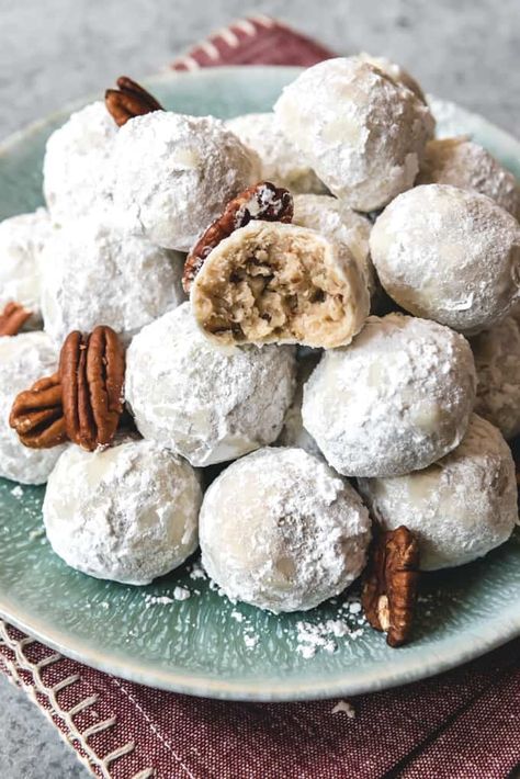 Mexican Wedding Cake Cookies, Russian Teacakes, Mexican Wedding Cookies Recipes, Wedding Cookies Recipe, Russian Tea Cakes, Mexican Cookies, Mexican Wedding Cake, Snowball Cookie Recipe, Delicious Christmas Desserts