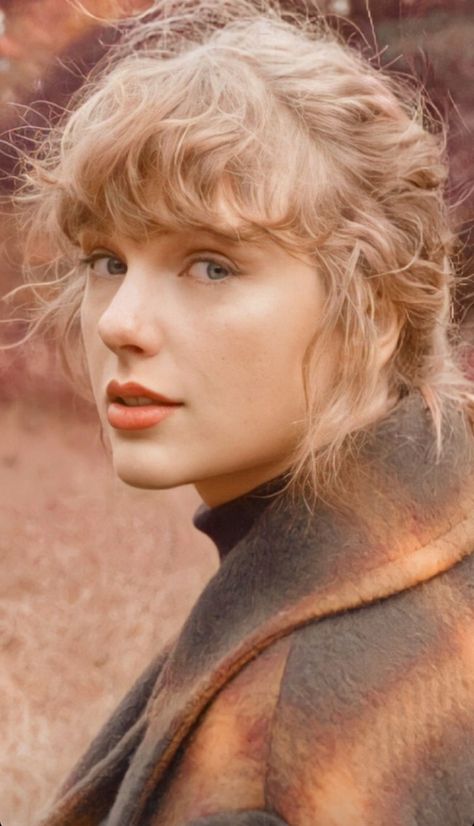 Taylor Swift Curly Hair, Taylor Swift Haircut, Taylor Swift Bangs, Taylorswift Evermore, Taylor Swift Photoshoot, Edwardian Hairstyles, Photos Of Taylor Swift, Curly Bangs, Queen Hair