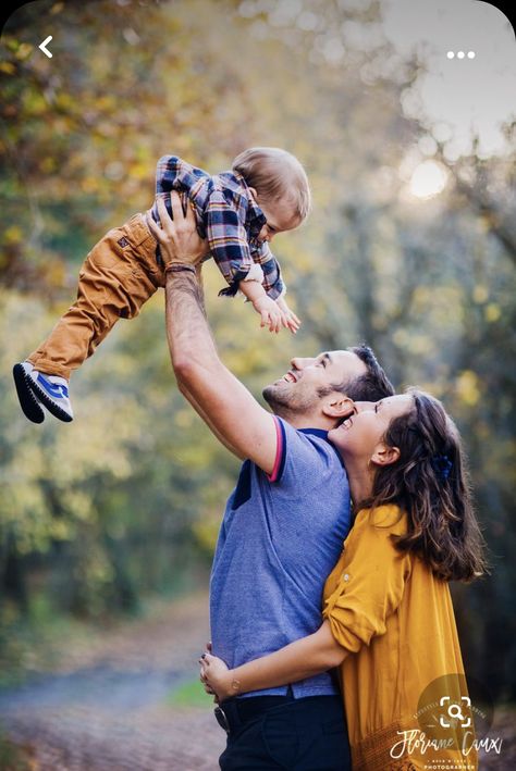 6 Month Baby Picture Ideas, Baby Photography Poses, Baby Family Pictures, First Family Photos, Baby Birthday Photoshoot, Baby Boy Newborn Photography, Funky Wedding, Cute Family Photos, Family Photos With Baby