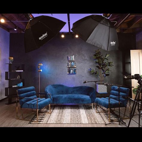 Podcast Setup Design, Podcast Set Up Recording Studio, Youtube Setup Room, Film Studio Office, Podcast Area Design, Content Creator Office Space, Podcast Filming Setup, Video Setup Background, Podcast Design Studio