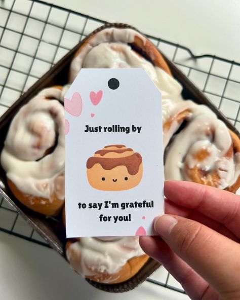 Take Them A Meal® - #takethemameal | I love this Cinnamon Roll gift tag idea! It’s so cute, and you only need to print and attach the tag to your store-bought or homemade… | Instagram Cinnamon Roll Gift Tag, Cinnamon Roll Gift Ideas, Cinnamon Roll Gift, Take Them A Meal, Cinnabon Rolls, Roll Packaging, Snacks Ideas, Baking Packaging, Cinnamon Rolls Homemade