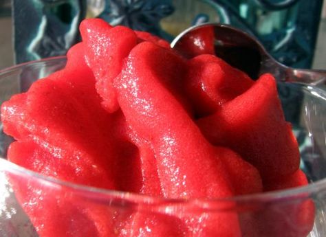 Strawberry Sorbet Recipe, Recipe Ice Cream, Freeze Strawberries, Best Ice Cream Maker, Tasty Sweets, Granitas, Sorbet Recipe, Sorbet Ice Cream, Frozen Strawberry