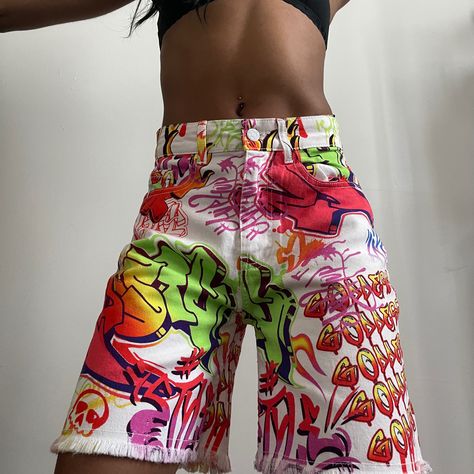 Jaded London Streetwear Graffiti Shorts Graffiti Outfit Ideas, Graphic Pants Outfit, Graffiti On Clothes, Custom Clothes Streetwear, Graffiti Outfit, Graffiti Clothes, Graffiti Pants, Graffiti Jeans, London Streetwear