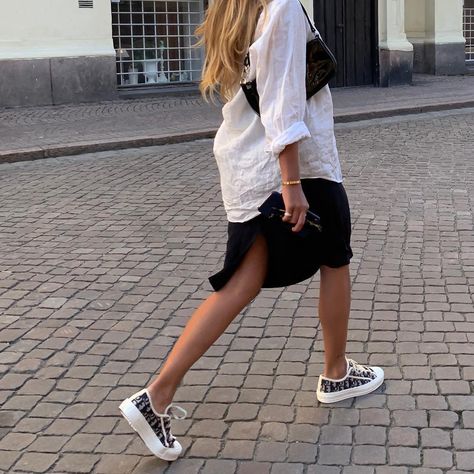 MATILDA DJERF on Instagram: “🌙🌙” Dior Sneakers Outfit, Soiree Outfit, Sneaker Outfits Women, Dior Sneakers, Girls Robes, Mama Style, Fashion Revolution, Todays Outfit, Sneakers Outfit