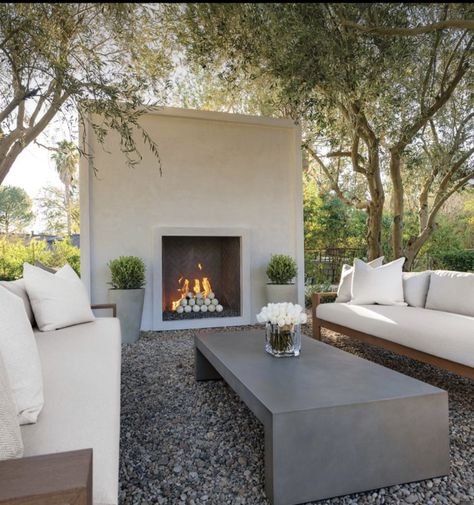 Sofa Area Externa, Outdoor Fireplace Designs, Backyard Fireplace, Home Design Inspiration, Backyard Remodel, Outdoor Living Room, Home Design Ideas, Backyard Patio Designs, Fireplace Design