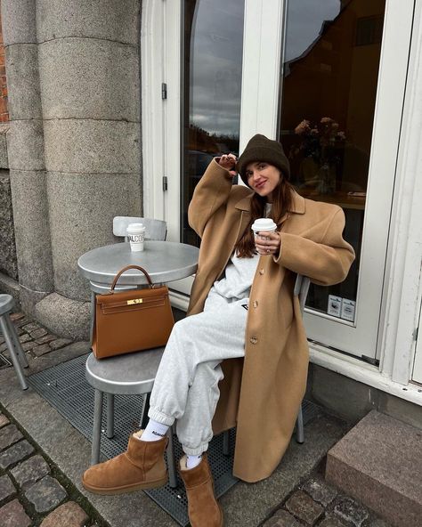 How To Style Sweatpants, Amsterdam Outfit, Sweatpants Outfit Ideas, Uggs Outfits, Pernille Teisbaek, Ugg Boots Outfit, Sweatpants Outfits, Cute Thanksgiving Outfits, Weekend Mood